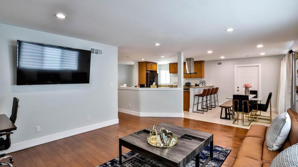 H&H Modern Lux 4Bd 1 King Suite 3 Queen Socal Disney Westminster Esterno foto