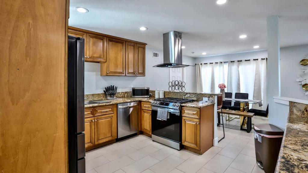 H&H Modern Lux 4Bd 1 King Suite 3 Queen Socal Disney Westminster Esterno foto